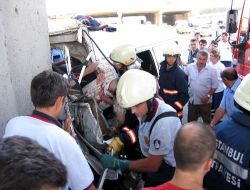 Minibüs Köprü Ayağına Çarptı:1 Ölü,5 Yaralı