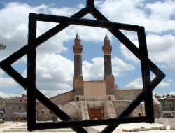Vakıflar, Çifte Minareli Medrese'yi Teslim Almadı