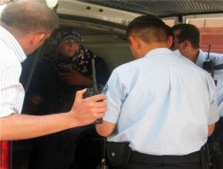 Kadın Kılığına Girip Dilenen Genç, Zabıtadan Kaçamadı