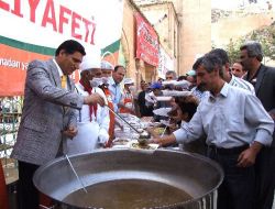 Şanlıurfa'da Şafak Vakti 10 Binlerce İnsana Tirit Dağıtıldı
