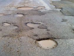 Niğde'de Yollardaki Çukurlar Vatandaşı Çileden Çıkarttı