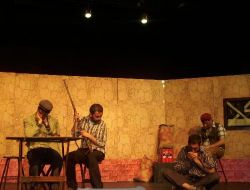 Beş Minare Sanat Tiyatrosu, 'duvarların Ötesi'yle İzleyicilerle Buluştu