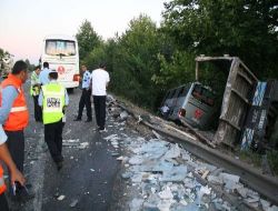 Yolcu Otobüsü,Çarptığı Kamyonla Şarampole Uçtu!