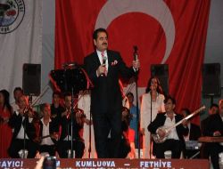 Tatlıses, Fethiye'de Yeni Albümünün Şarkılarını Okudu