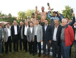 Gebze Hükar Çayırı Yağlı Güreş Müsabakaları'nda Başpehlivan Ali Gürbüz Oldu