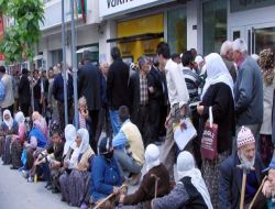 Niğde'de 100 Lira Maaş İçin Uzun Kuyruklar Oluşuyor