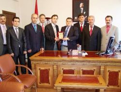 Eğitim Bir-sen, Kaymakam Özarslan'a Plaket Verdi