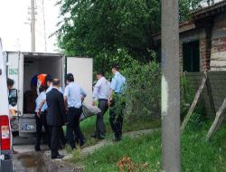 Eşini Bıçakla Öldürdü, Polise Teslim Oldu!