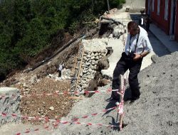 Hastane Çalışanı, Çöken Duvarın Altında Kalarak Yaralandı