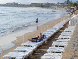 Sıcak Havalar Side'de Turistleri Plajlara Çekiyor