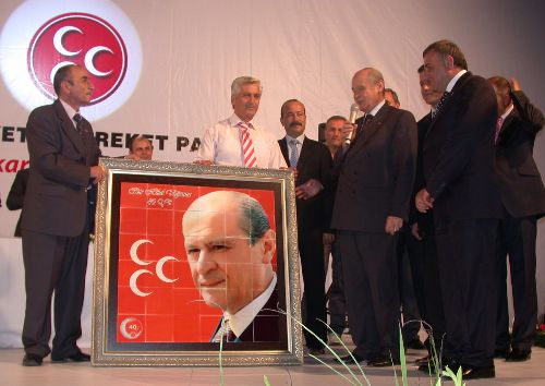 Bahçeli: Dolmabahçe görüşmesini açıklamadan darbecilerle mücadele ettiğine inandıramazsın.