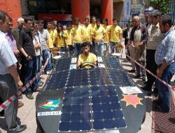Güneş Enerjisiyle Çalışan Araç Vatandaşların İlgi Odağı Oldu