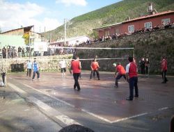 Olur'daki Voleybol Turnuvasını Öğretmenler Kazandı