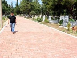 Babasının Hayrına Mezarlığa Oturma Salonu Açtı
