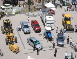 Borçlarının Bir Kısmını Ödeyen Edremit Belediyesi Araç Filosunu Yeniledi