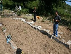 Katliamda Kaybettiği Yakınlarının Mezarı Başında Gözyaşı Döktü!