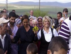 Avşar Kızı, 40 Yıl Sonra Gittiği Köyünde Çifte Kurbanla Karşılandı!