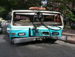 Minibüs Tramvay Hattına Girdi: 9 Yaralı!