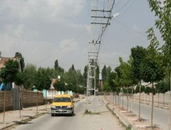Yol Ortasında Kalan Direkler Tehlike Saçıyor!