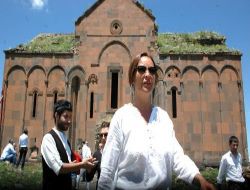 Hülya Avşar, Katedral Kilisesi'nde Şarkı Söyledi!