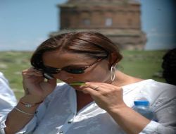 Hülya Avşar, Ani Harabeleri'ne Hayran Kaldı!