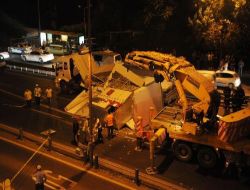 Üst Geçide Takılan Tır'ın Üzerindeki Beton Kalıp Otomobilin Üzerine Düştü: 1 Yaralı