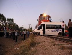 Van'da Hemzemin Geçitte Kaza: 1 Ölü, 9 Yaralı