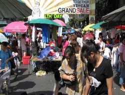 Tayland'da Kanlı Gösterilerin Olduğu Yerde İndirimli Pazar Kuruldu