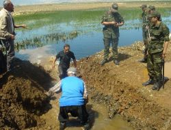 Tarlalarını Su Altında Bırakan Seti Yıkmak İsteyen Köylüleri Jandarma Engelledi