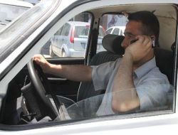 Direksiyon Başında Telefonla Konuşan Deneyimli Sürücü, 3 Kat Daha Fazla Hata Yapıyor
