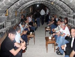 Diyarbakırlı Dengbejler Bursalı Konuklar İçin Divan Kurdu