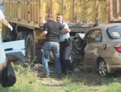 Park Halindeki Kamyona Çarpan Otomobilin Sürücüsü Öldü