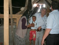 5 Yaşındaki Oğluyla Çatıya Çıkarak İntihar Girişiminde Bulunan Babayı Belediye Başkanı İkna Etti
