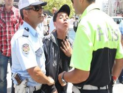 İsrail'i Protesto Gösterisinde Kadının Çantasını Almak İsteyen Hırsız Suçüstü Yakalandı