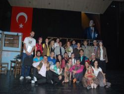 'komşu Köyün Delisi' Gülmekten Kırıp Geçirdi