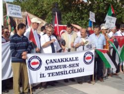 Çanakkaleli Vatandaşlar İsrail'in Sivillere Saldırısını Protesto Etti