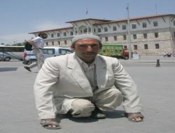 Arızalanan Engelli Aracın Akülerinin Tamir Edilmesini İstiyor