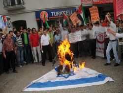 Vatandaşlar, İsrail Bayrağı Ve Netanyahu'nun Kuklasını Yerlerde Sürükleyip Yaktı!