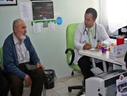 Hastalarını Taş Plak Dinleterek Muayene Ediyor