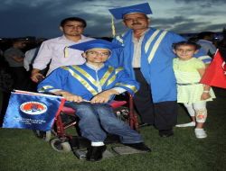 Yürüme Engelli Genç, Mezuniyet Sevincini 4 Yıldır Okuluna Getirip Götüren Babasıyla Yaşadı
