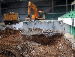 Atatürk Stadı'nın Zemini Topraktan Temizlendi
