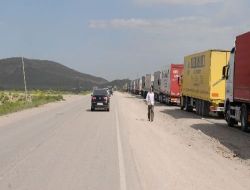 Gürbulak'ta Tır Kuyruğu 7 Kilometreyi Buldu, Şoförler Tesis Yokluğundan Şikayetçi