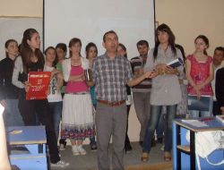 Üniversiteliler İnternette Tartışıyor