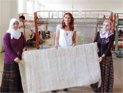 Simav'da Açılan İşkur Destekli İpek Halı Kursu Sona Erdi