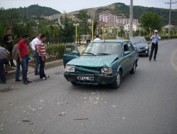 Öğrencileri Taşıyan Otobüse Çarpan Bayan Sürücü Şoka Girdi