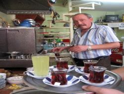 7 Yıldır Aynı Fiyattan Çay Satıyor