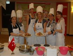 Groseri Müşterilerine Uygulamalı Yemek Ve Salata Kursu Veriyor