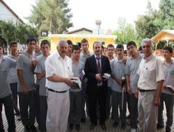 Kozan'da Öğrencilere Dünya Klasikleri Dağıtıldı