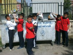 Erzincan Özel Otlukbeli İlköğretim Okulu Öğrencilerinden Çevre Temizliği