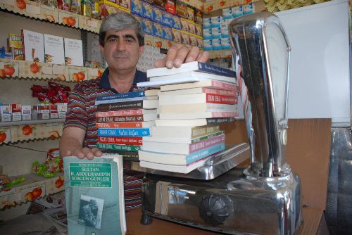 Renkli camdan 26 bin kitap dağıttı!